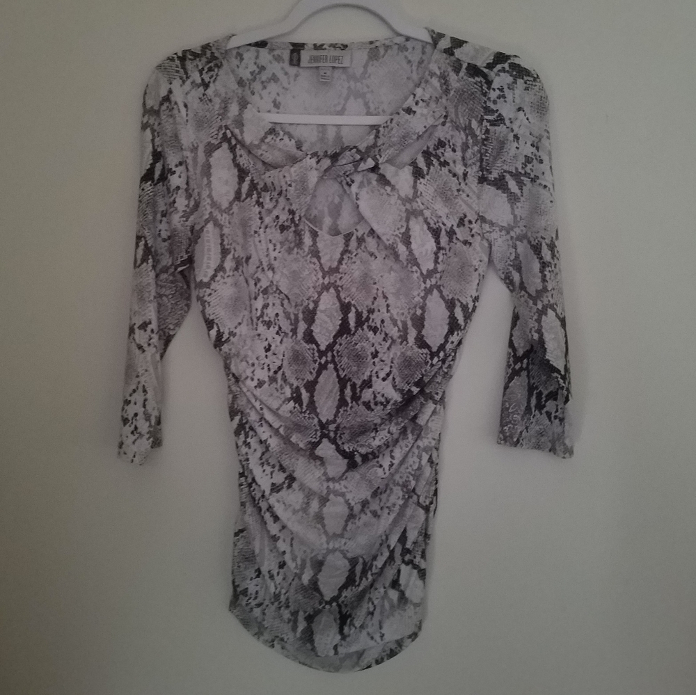 🌻Snakeskin w/ criss cross neckline top